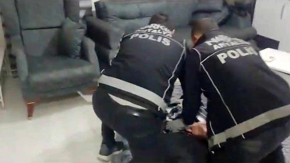Antalya'da bir eve yapılan baskında çok miktarda uyuşturucu ele geçirildi