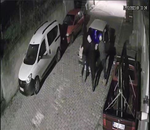 'İlginç hırsızlık' Otomobili 4 kişi iterek çaldı
