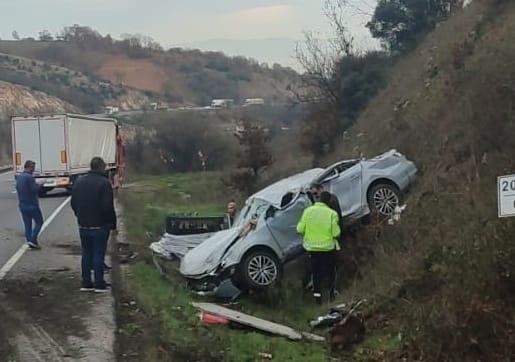 Bursa'da otomobil tırla çarpıştı 2 yaralı