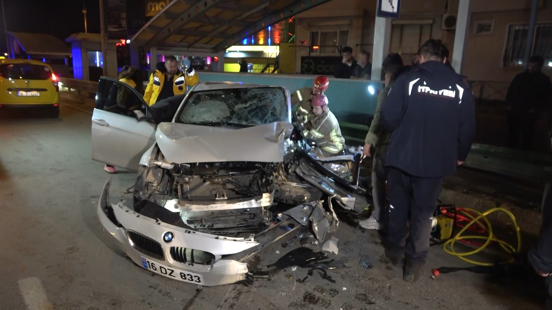 Otomobil Bursaray’ın bariyerine çarptı: Sürücü araçta sıkıştı