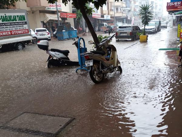 Antalya'da sağanak yağış sonrası ev ve iş yerlerini su bastı