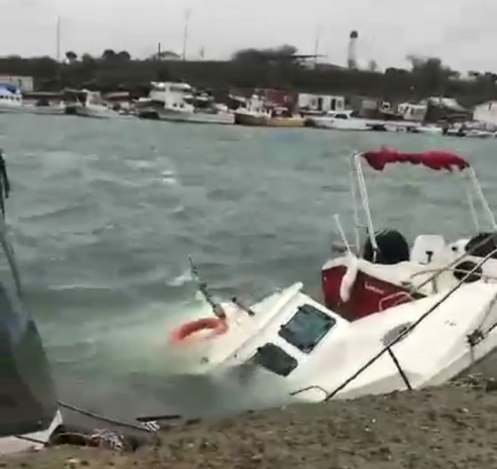 Edirne'de kuvvetli lodos nedeniyle 1 tekne battı