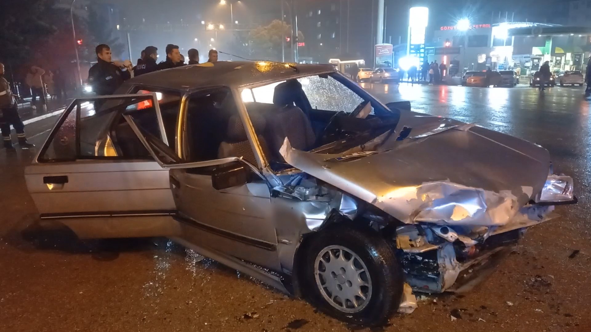 Kırıkkale'de iki otomobilin kafa kafaya çarpıştı' Araçlar kullanılamaz hale geldi'