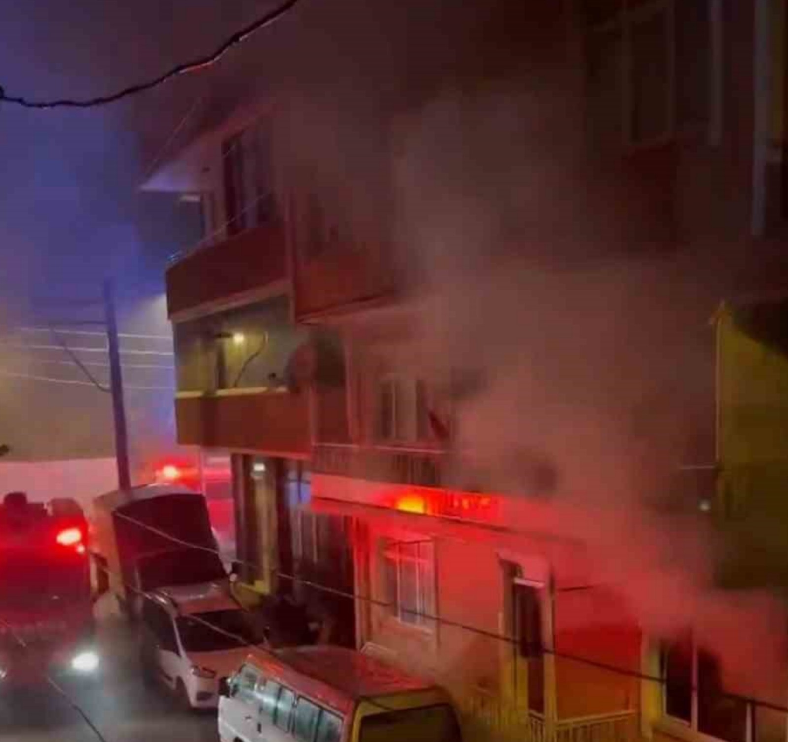 Kocaeli’de yangın paniği: Mahsur kalan kadını itfaiye kurtardı