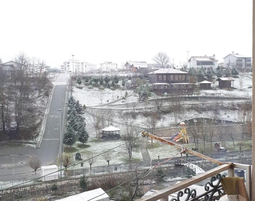 Erzurum'da kar yağışı etkili olmaya başladı