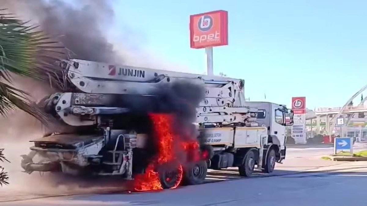 Şanlıurfa'da beton pompalı araç alev alev yandı