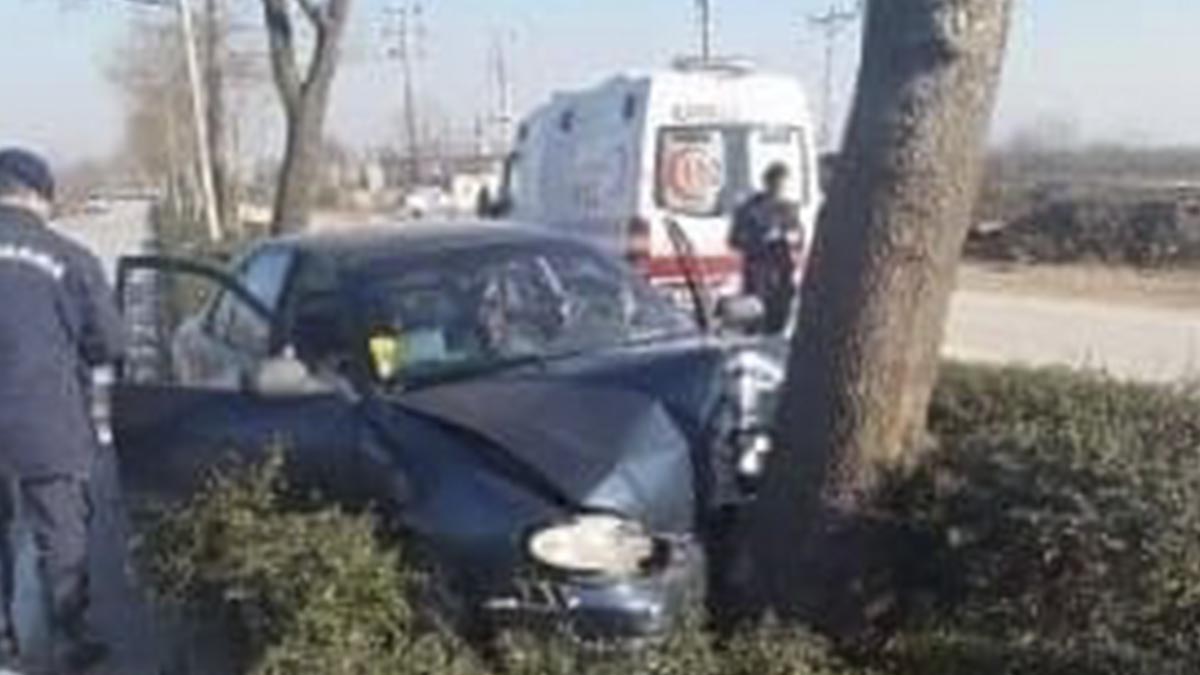 Bursa’da otomobil ağaca çarptı