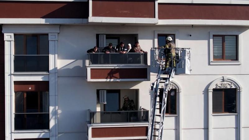 15 katlı binada yangın çıktı ’17 kişi mahsur kaldı’