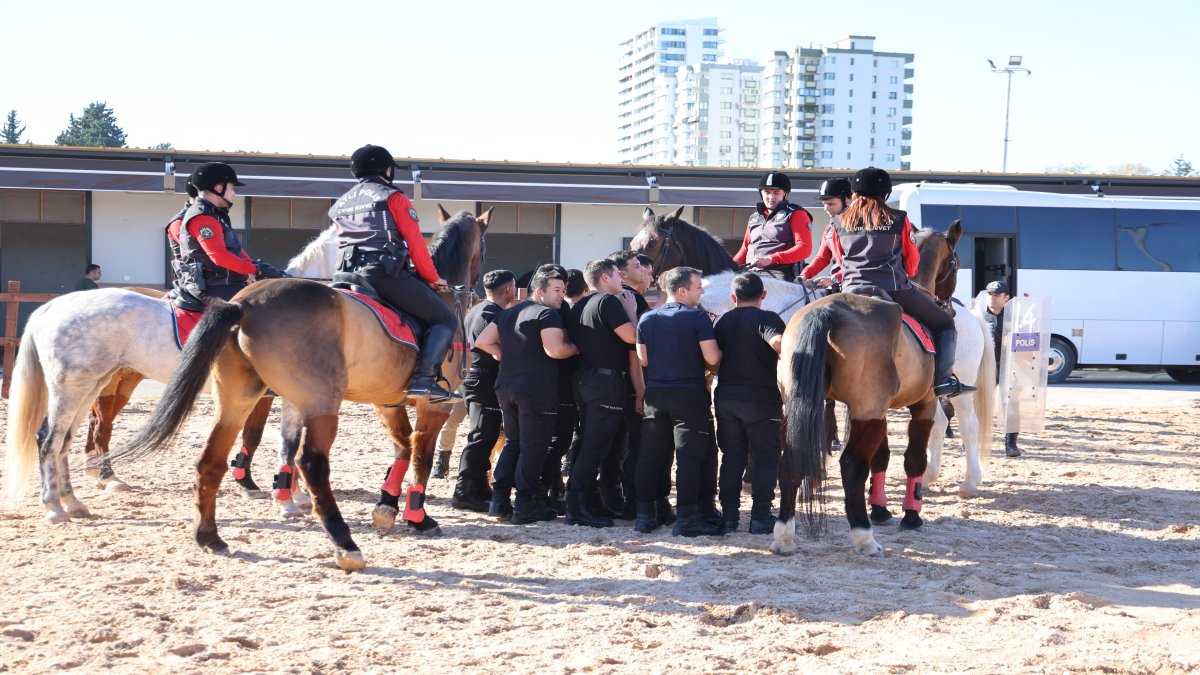 Atlı polislerden heyecan verici tatbikat