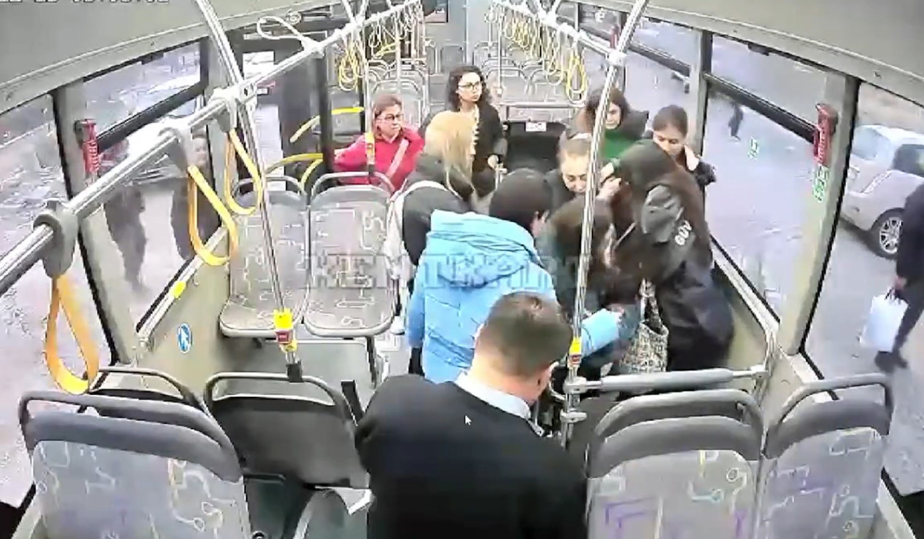 Hamile kadın rahatsızlanınca otobüs şoförü güzergahı değiştirdi