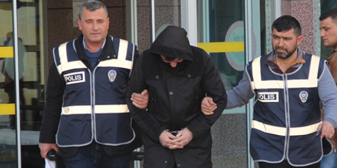 Canı sıkıldığı için otomobillerin aynasını kırmış