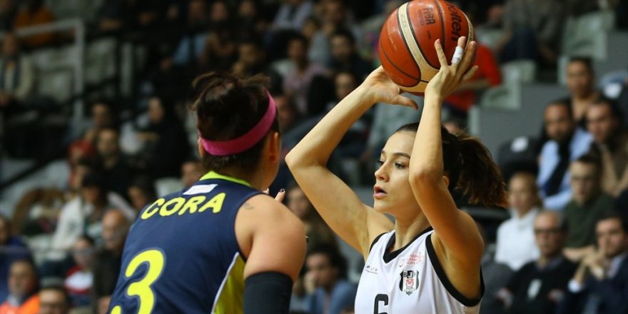 Kadınlar basketbol maçında Fikret Orman'a protesto