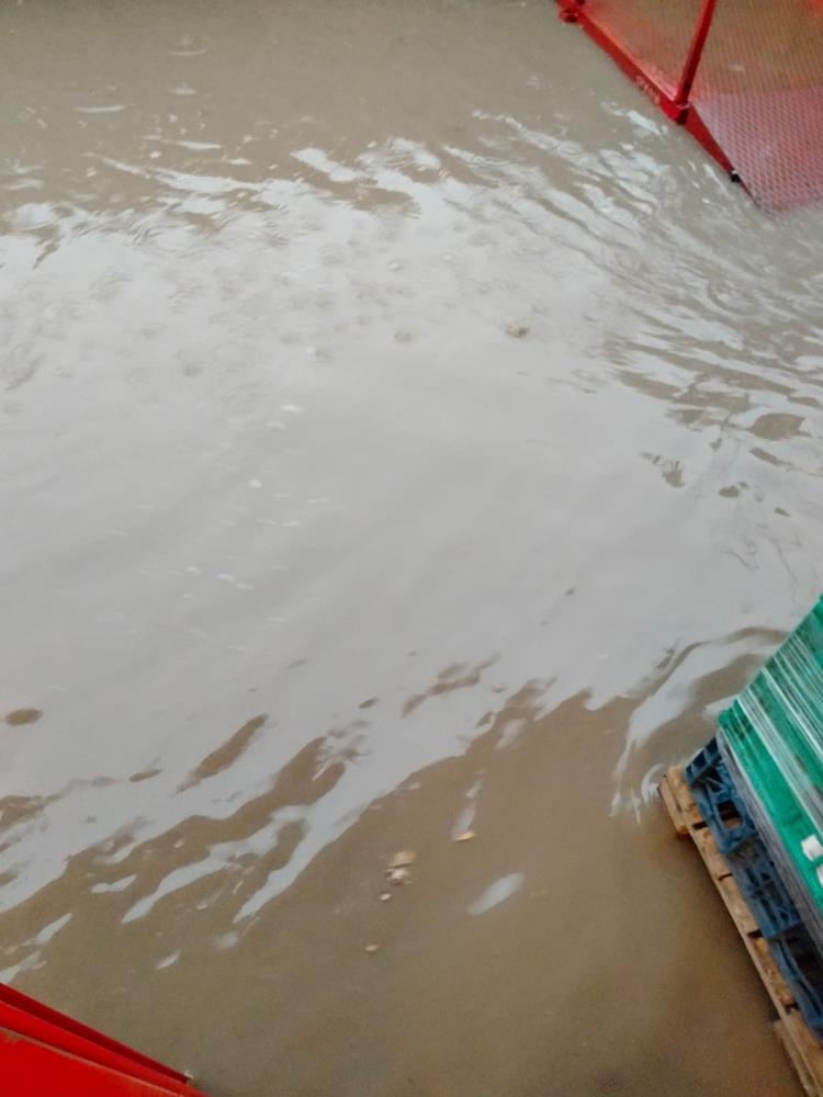 Mardin’de yağış nedeniyle marketleri su bastı