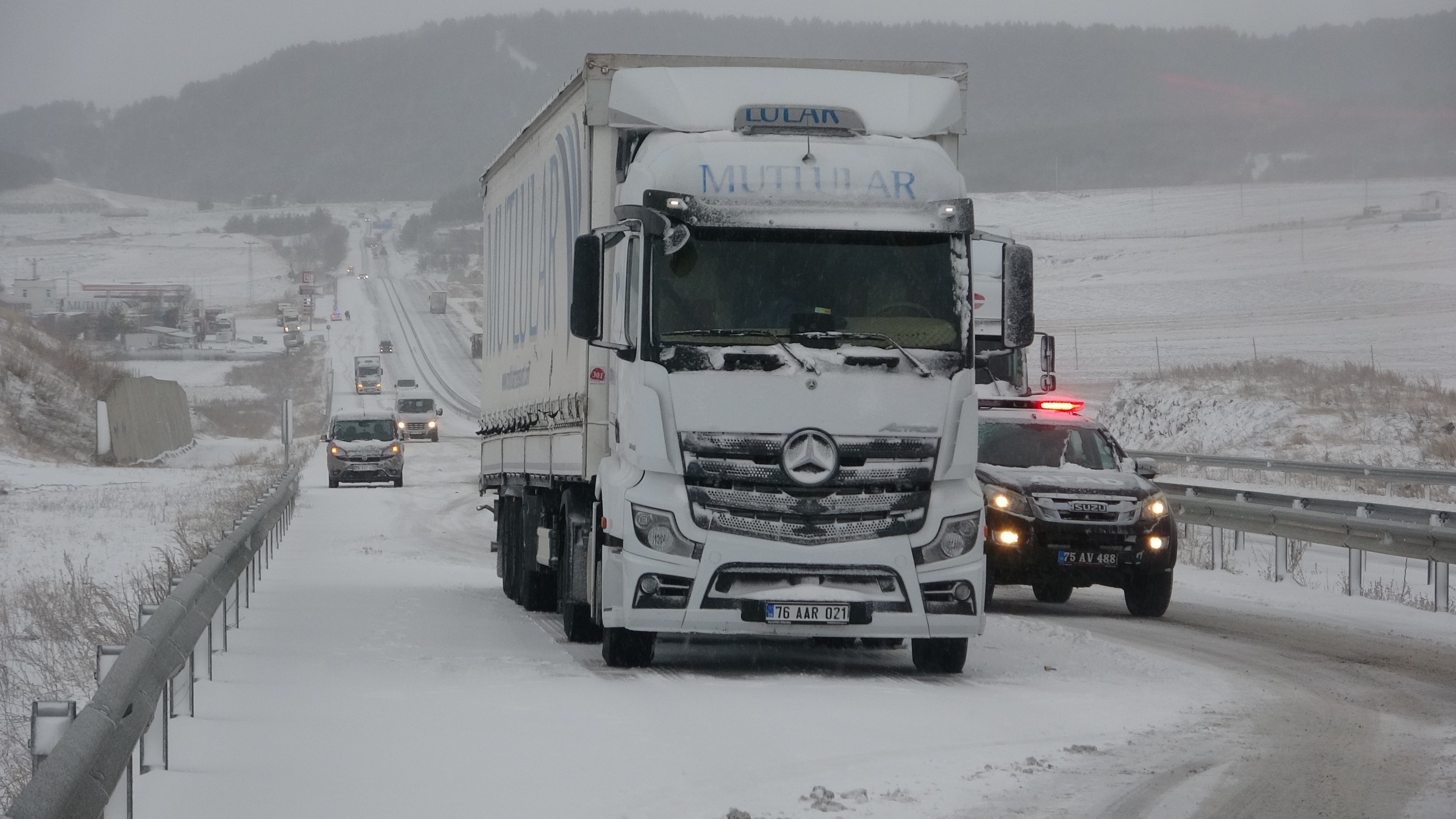 Ardahan'da kötü hava koşullarından yollar kapandı