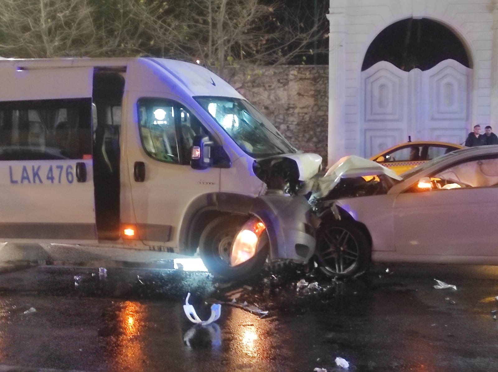 Beşiktaş'ta servis minibüsü ve otomobil kafa kafaya çarpıştı '9 yaralı'