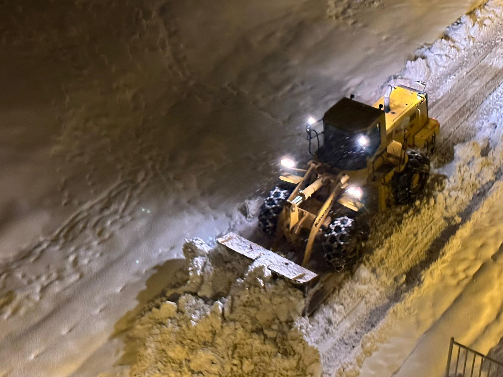 Yüksekova'da kar kalınlığı 30 santimetreyi buldu, ekipler seferber oldu