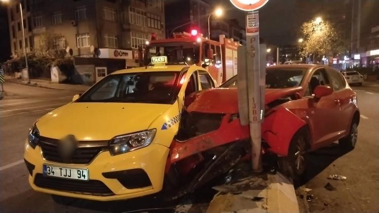 Maltepe'de alkollü sürücü ticari taksiye çarptı