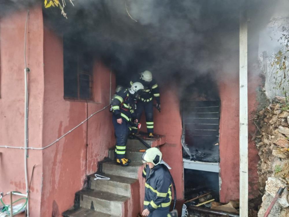 Adana'da bir evde yangın çıktı