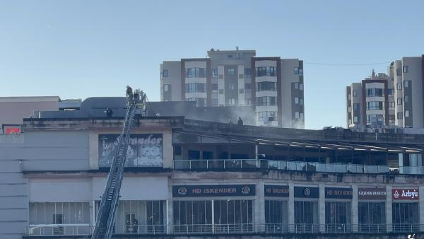 Pendik'te bir AVM'de restoranın bacası yandı