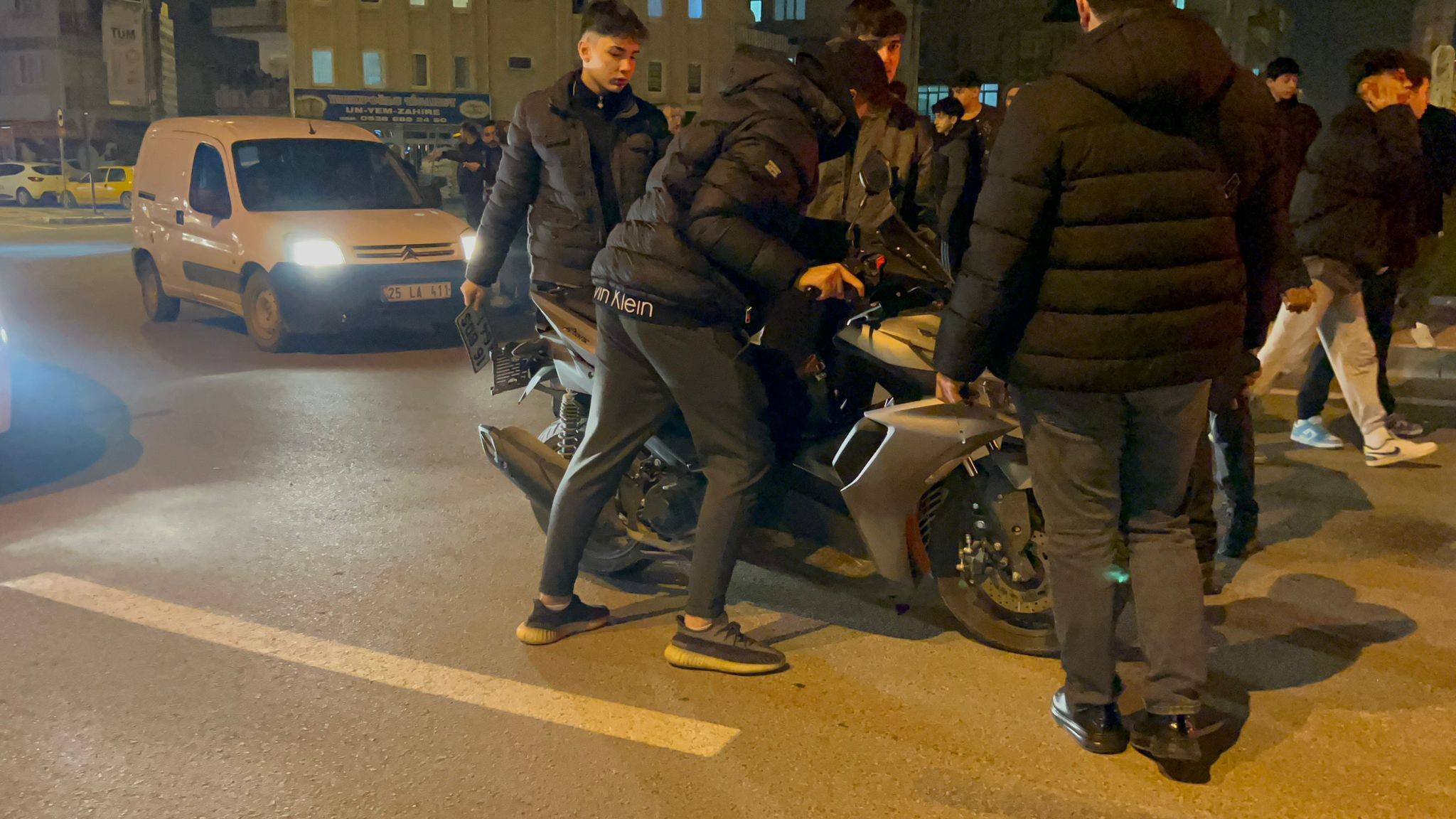 Bursa'da otomobil ve motosiklet çarpıştı
