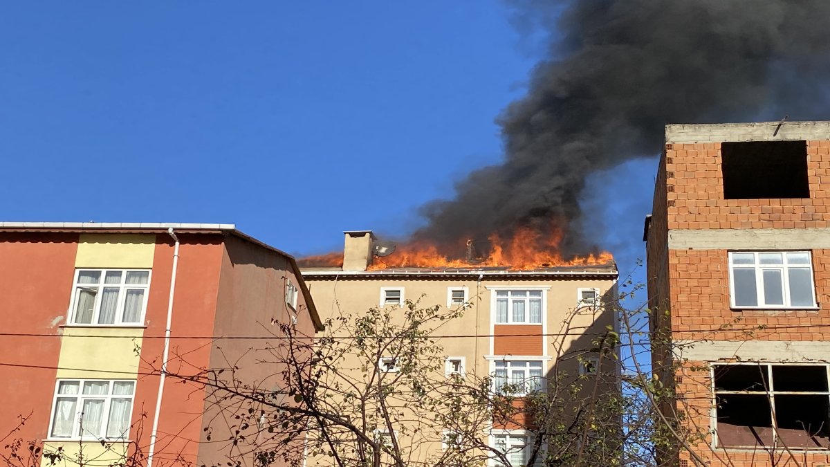 3 katlı binada çıkan yangın mahalleyi birbirine kattı