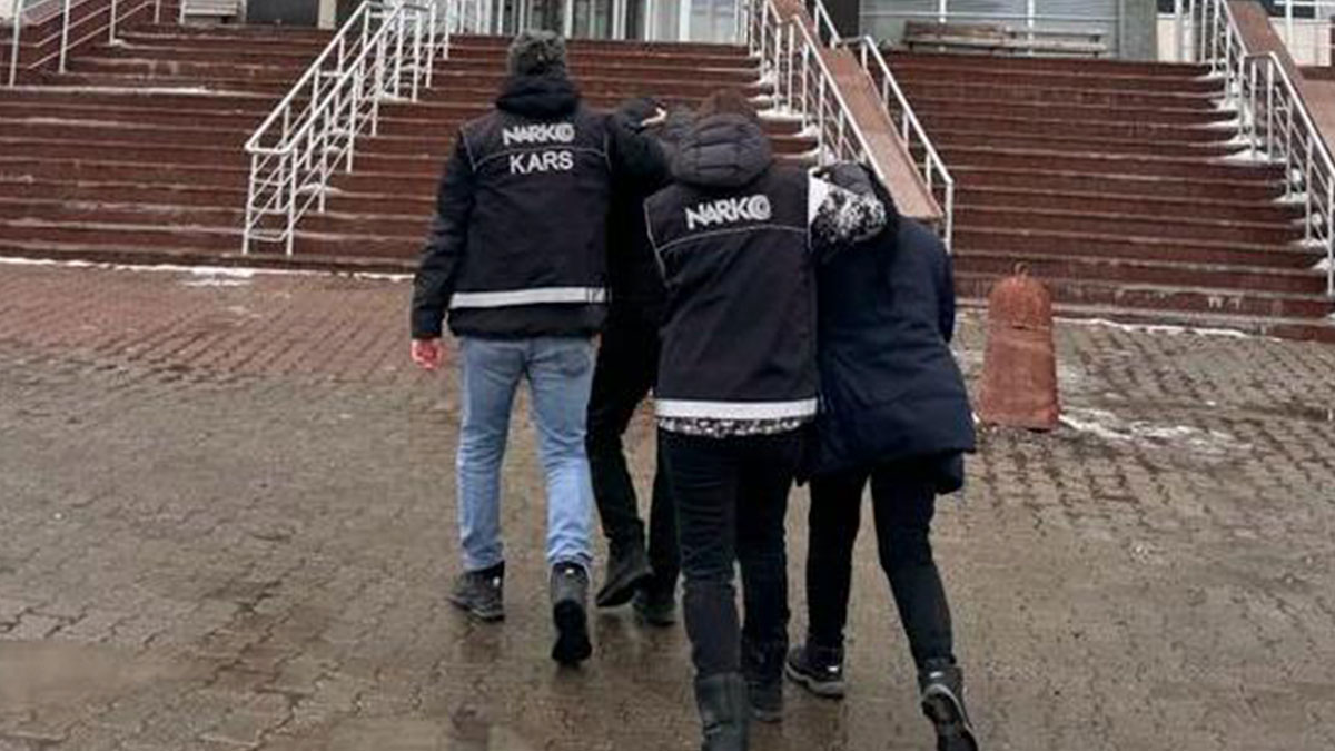 Kars'ta araçta uyuşturucuyla yakalanan şüpheliler tutuklandı