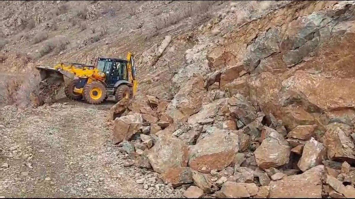 Siirt’te heyelan yamaçtan kayaları koparttı