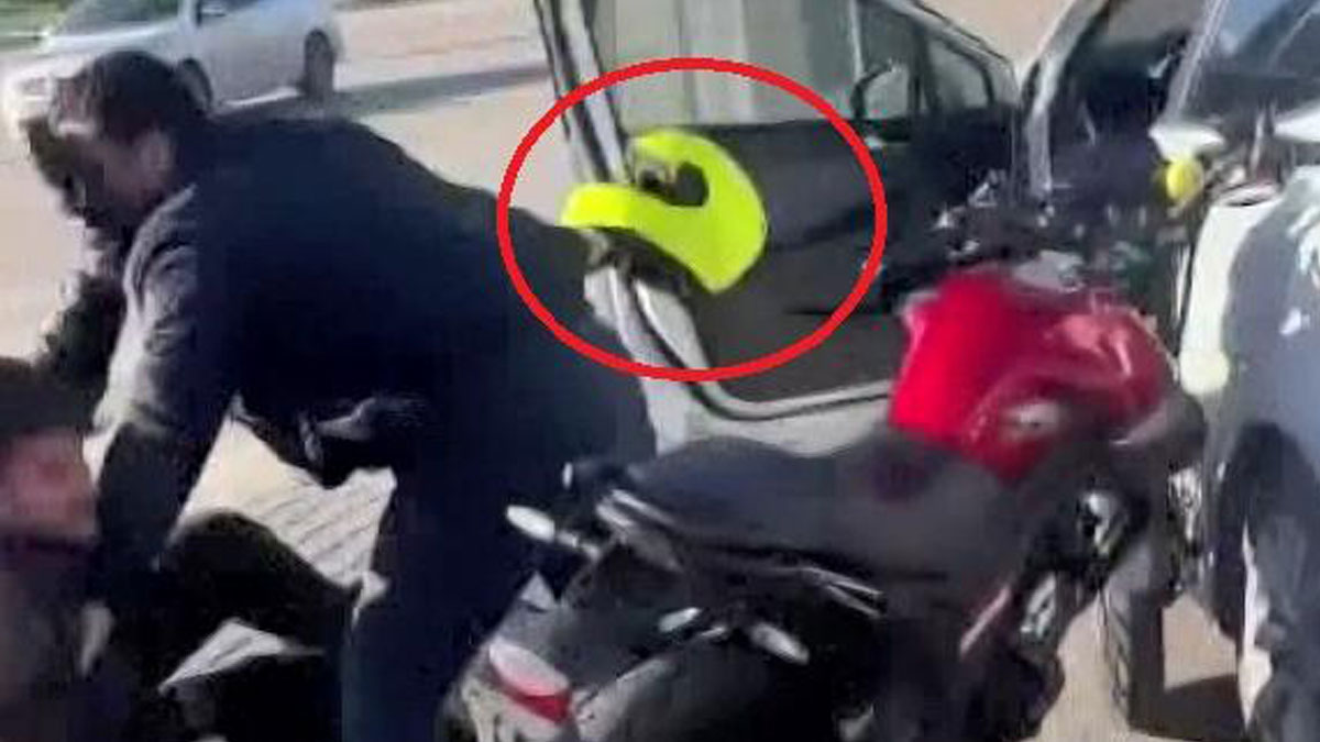 Aracına çarpan motosikletliyi kendi kaskıyla dövdü