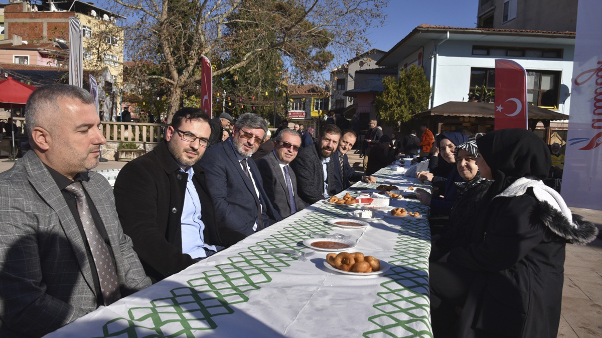 Kahraman şehitler için lokma dağıtıldı