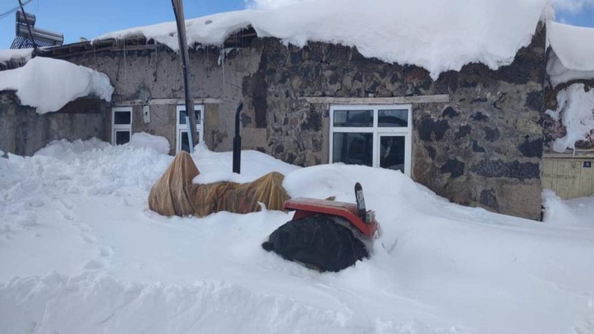 Erzurum’da kar yağışı traktörü yok etti