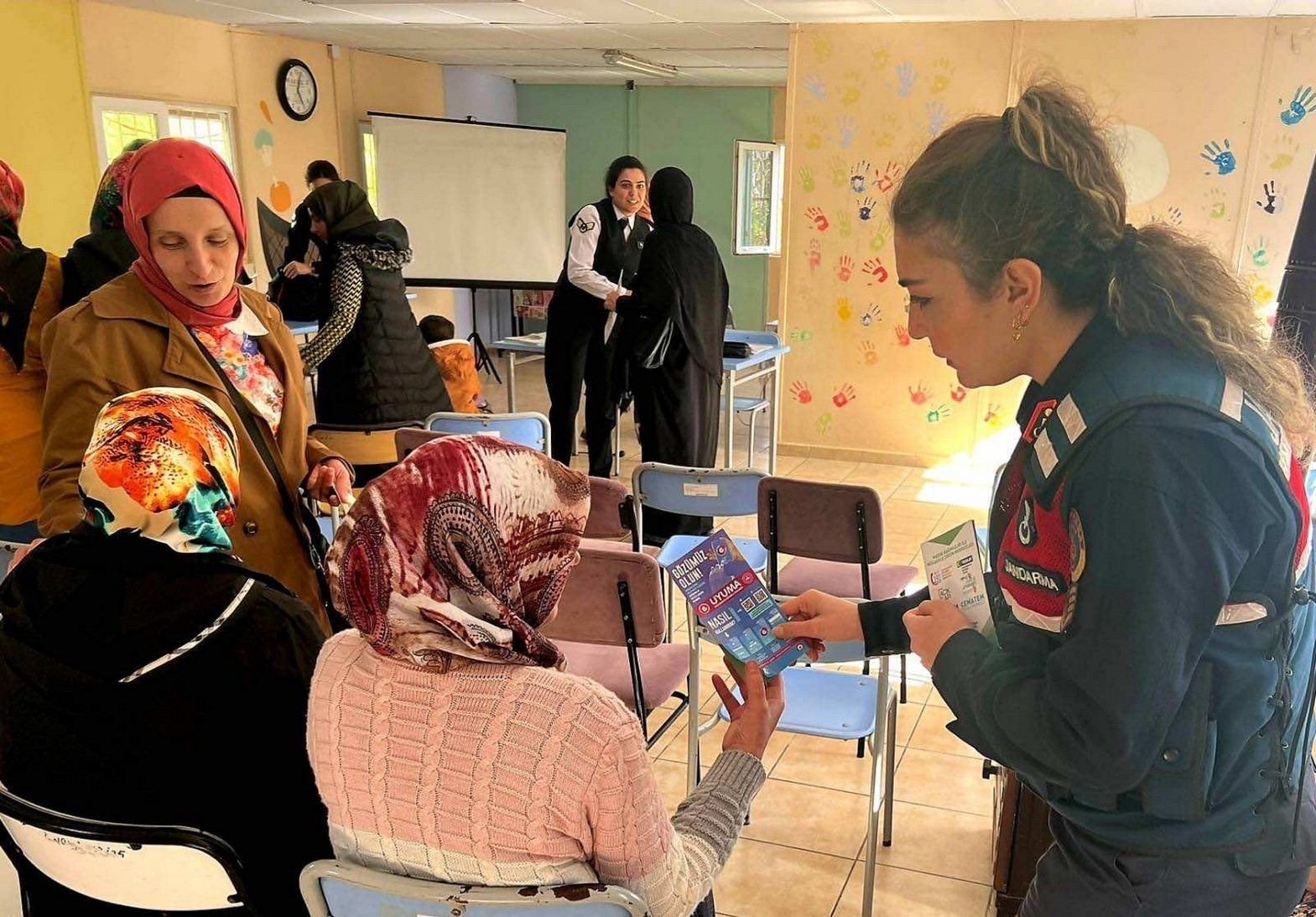 Annelere ‘En İyi Narkotik Polisi Anne’ eğitimi