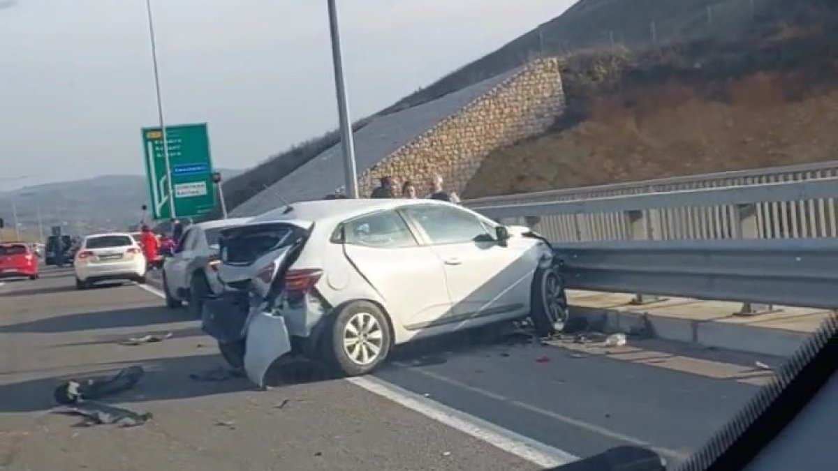 Kuzey Marmara Otoyolu'nda 8 araç zincirleme kazaya karıştı  ‘4 yaralı’