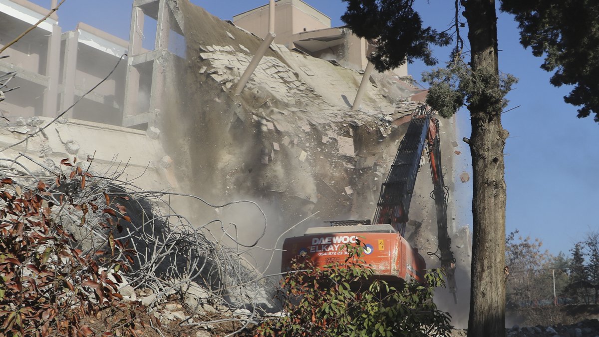 Kahramanmaraş'ta ağır hasarlı binalar yıkılıyor