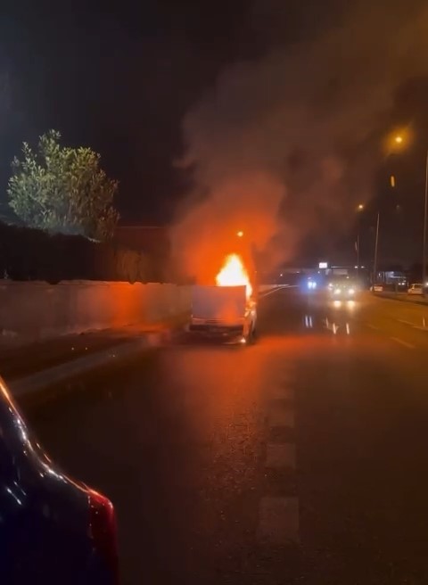 Bursa'da seyir halindeki otomobil cayır cayır yandı