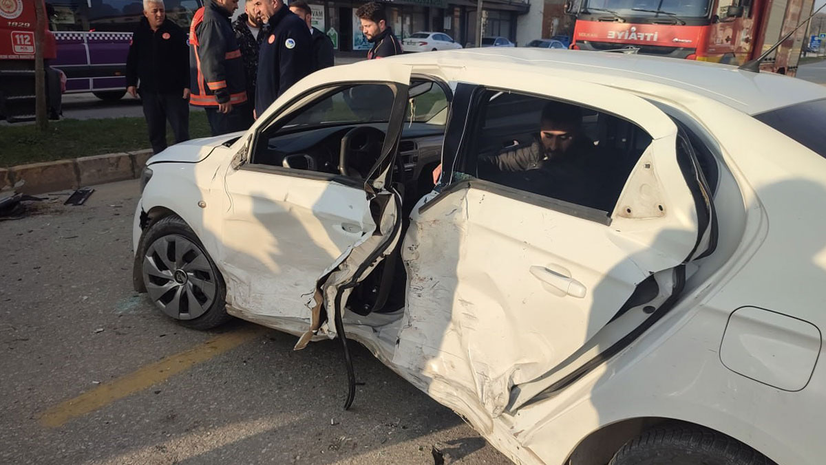 Karasu'da otomobil ile hafif ticari araç çarpıştı