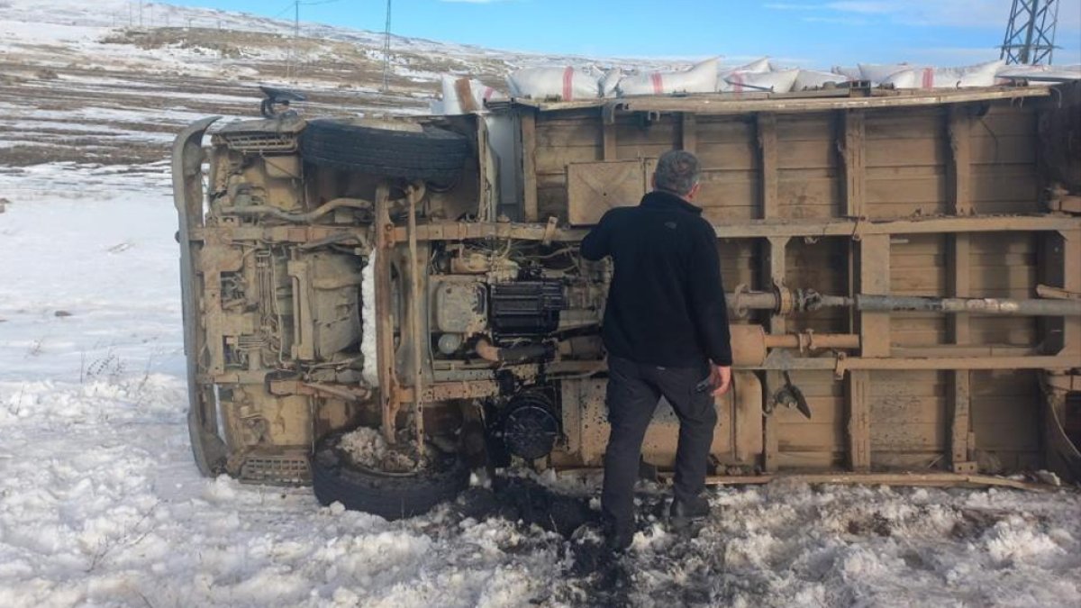 Kars'ta kamyonet yan yattı