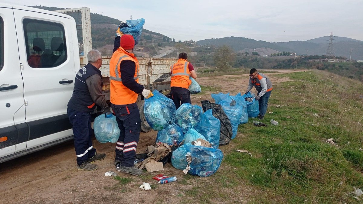 Körfez’de 30 torba çöp topladılar
