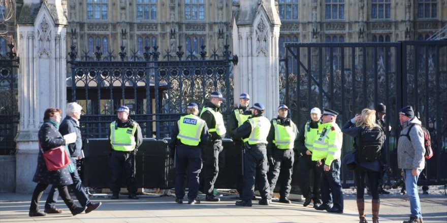 İngiliz polisi parlamento önündeki ekip sayısını artırdı