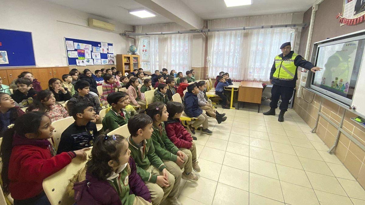 Öğrenciler trafik dedektifi oldu