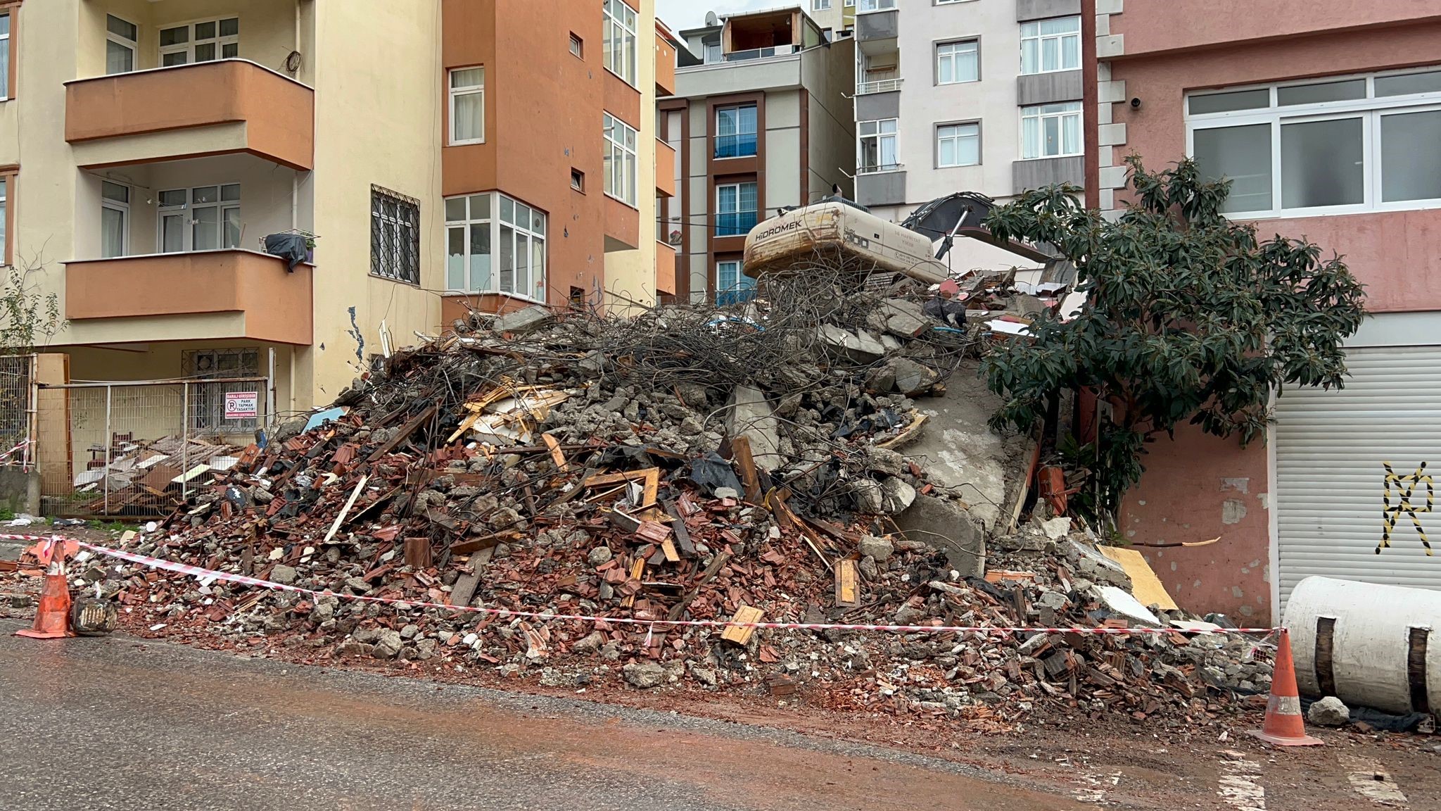 Maltepe’de yıkım sırasında bir bina çöktü