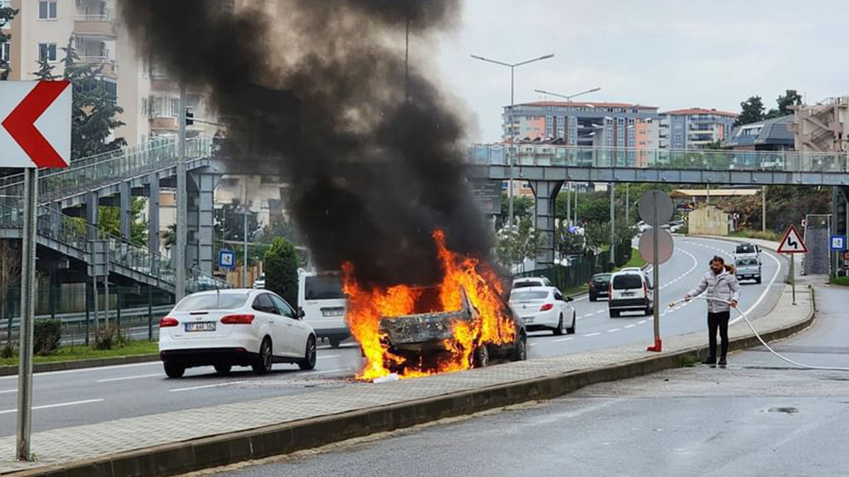 Alanya'da otomobil alev alev yandı