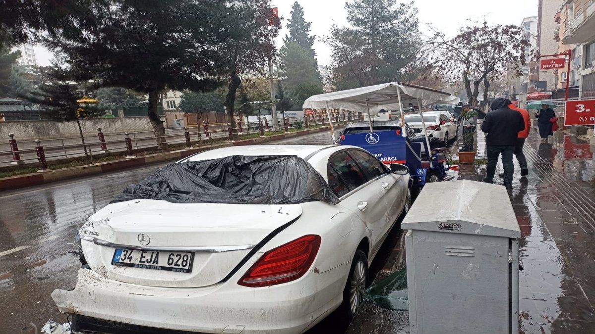 Siirt’te meydana gelen zincirleme trafik kazasında 3 araç birbirine girdi.