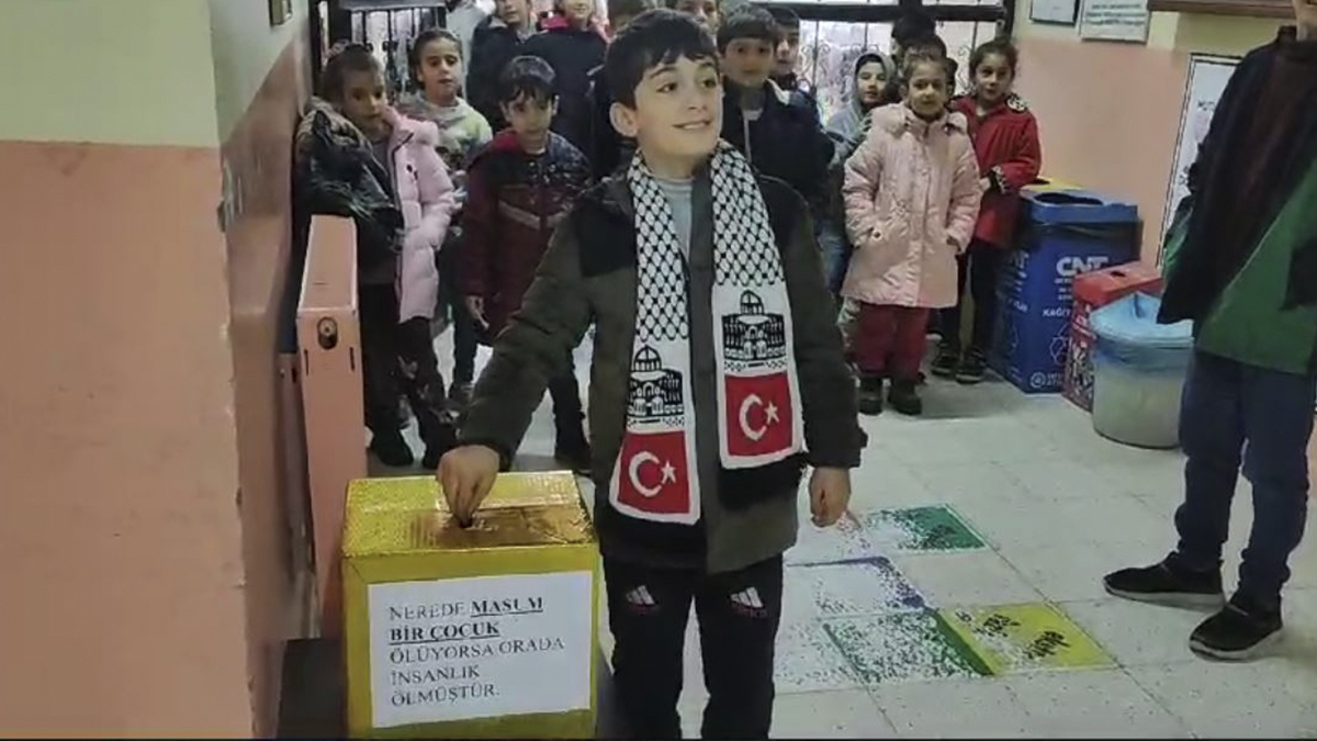 Öğrenciler kumbarasındaki harçlıkları Filistin'e gönderdi