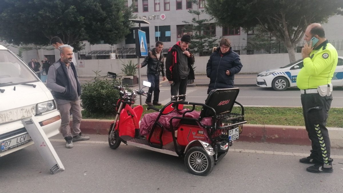 Antalya'da kamyonet ve elektrikli bisiklet çarpıştı