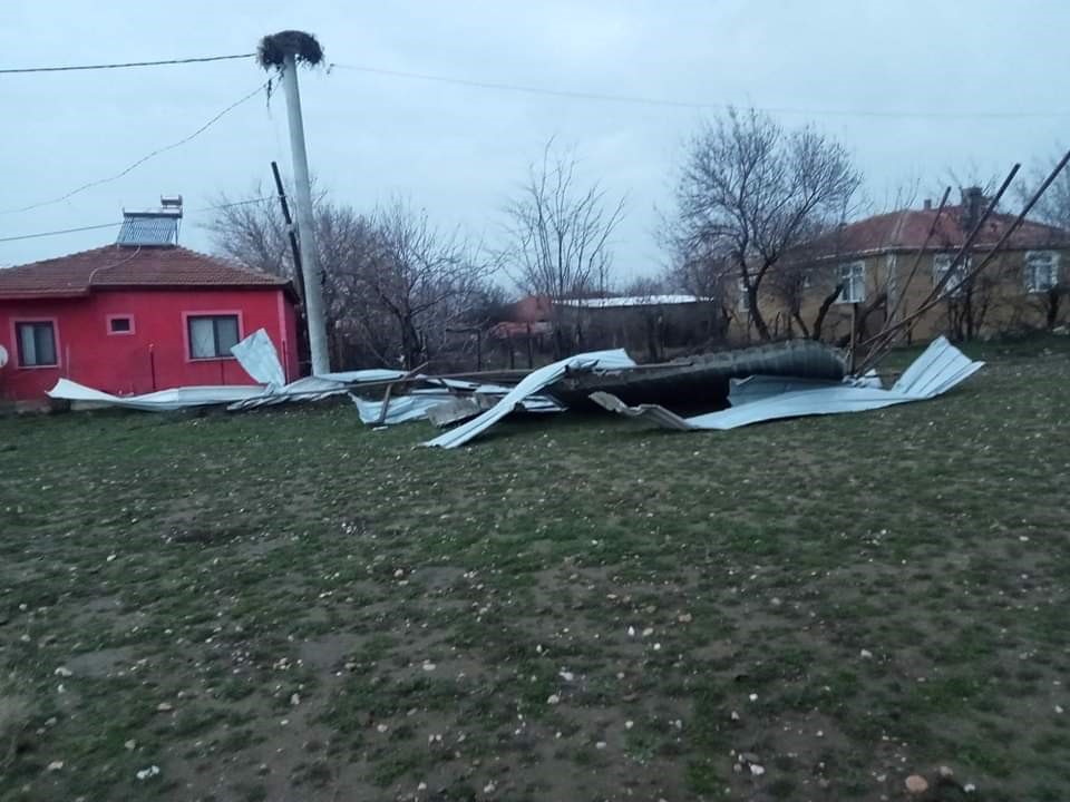 Edirne'de çatılar uçtu ağaçlar devrildi