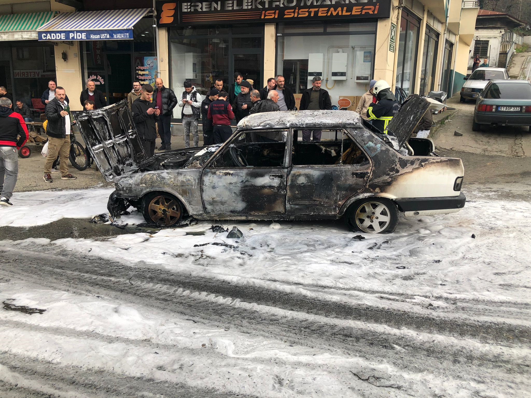 Sokak ortasında araç alev alev yandı