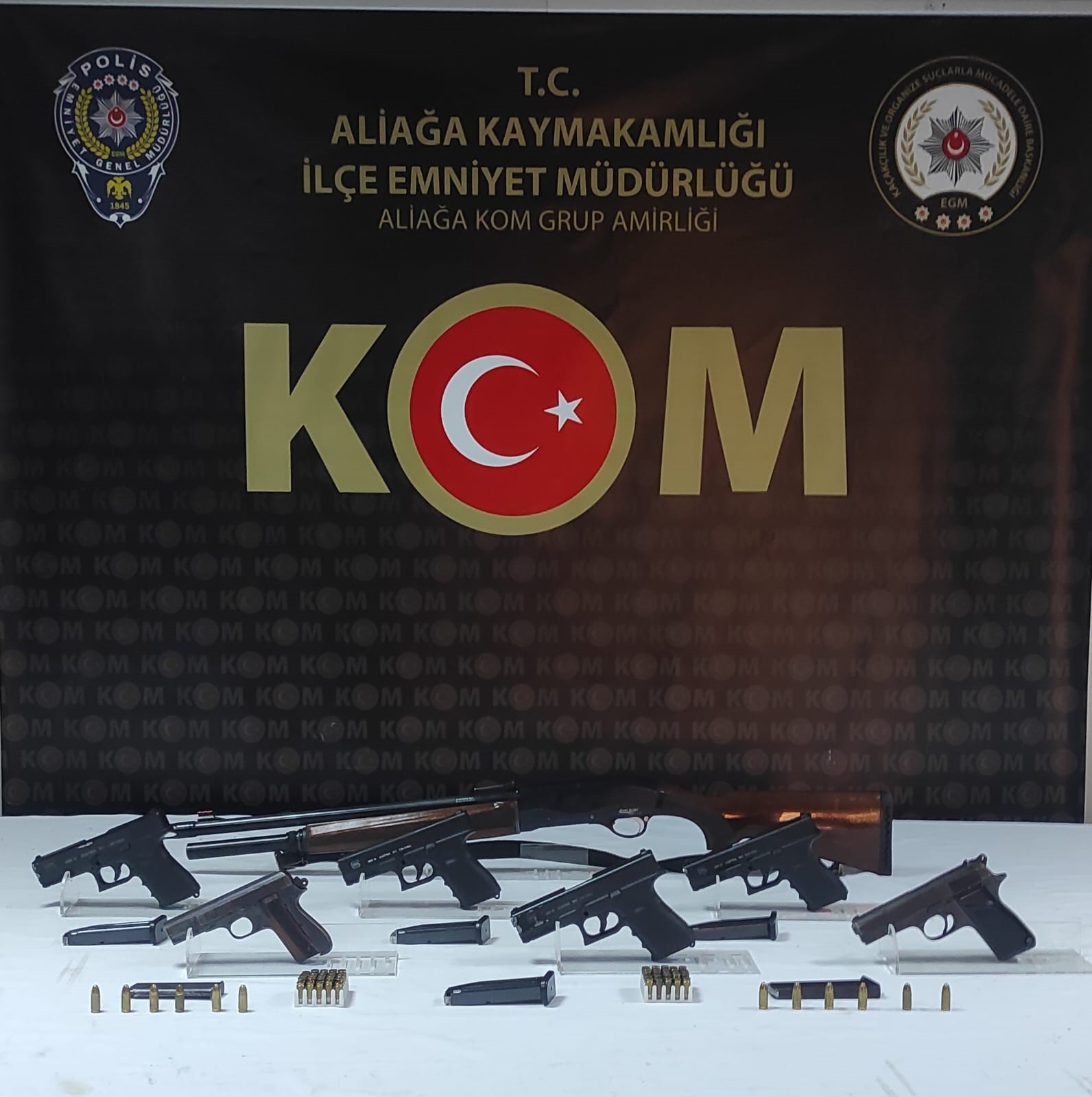 İzmir'de silah tacirinin evine polis baskını düzenlendi