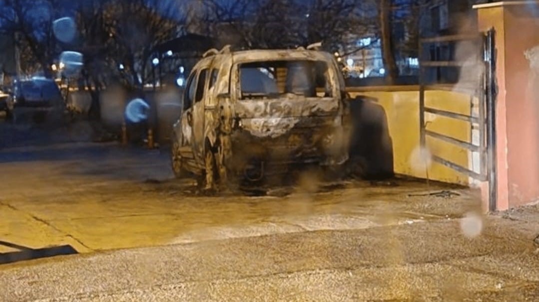 Eskişehir'de park halindeki araç  alev alev yandı