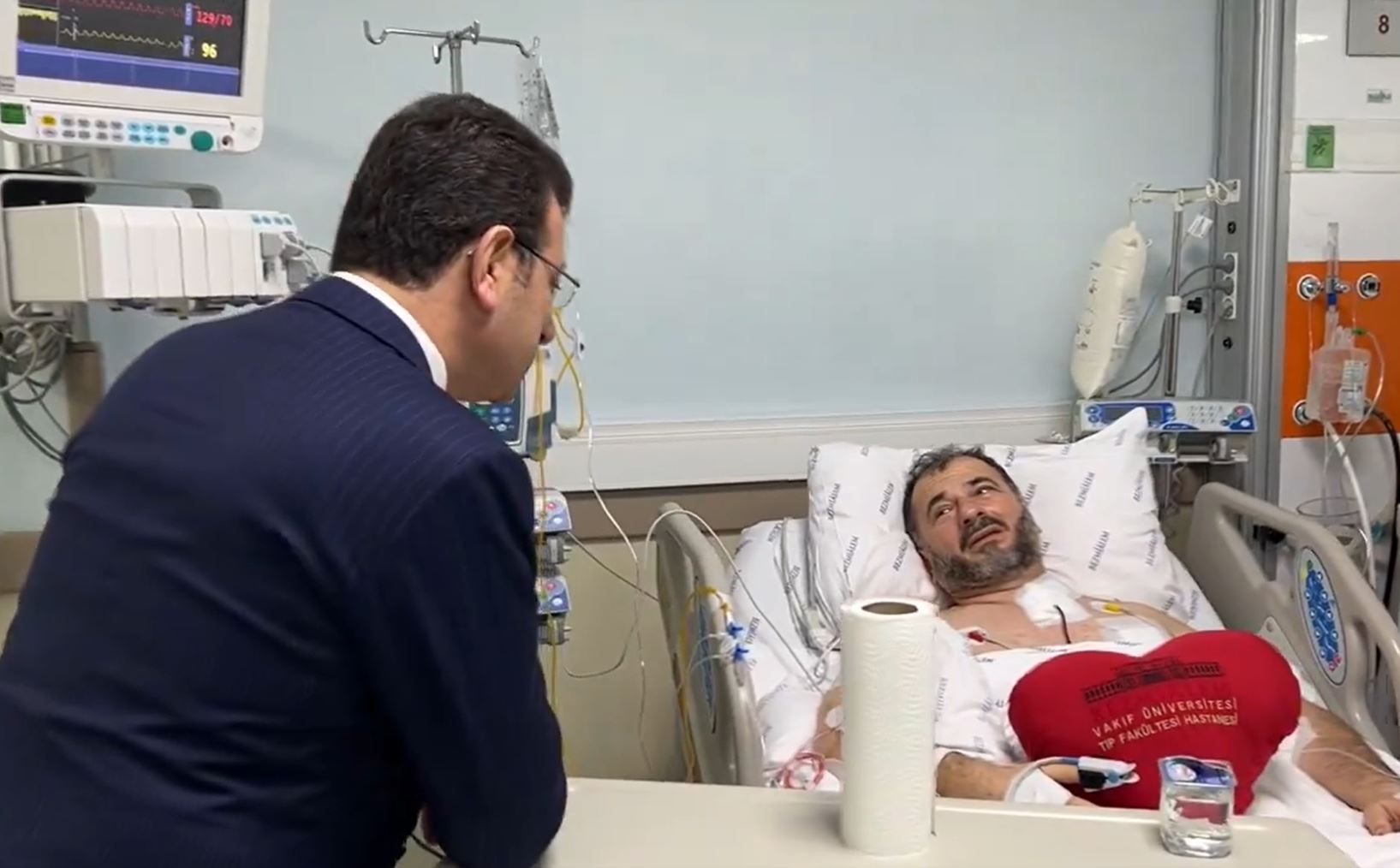 İmamoğlu'ndan Fatih Cami imamına hastanede ziyaret
