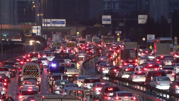 Sağanak yağış bastırdı İstanbul trafiği kilit